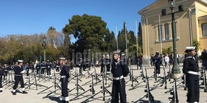 Τα αγήματα που πρόκειται να παρελάσουν βρίσκονται συγκεντρωμένα στον χώρο του Ζαππείου