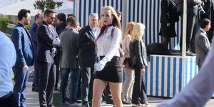 Μίνι φούστες για ακόμη μια χρονιά στη μαθητική παρέλαση /Φωτογραφία: Εurokinissi