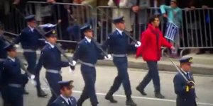Περαστικός μπήκε στη στρατιωτική παρέλαση -Αρχισε να κάνει βήμα δίπλα στους ένστ
