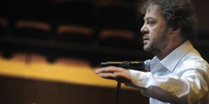 Ο Γιάννης Πάριος αναβιώνει το έργο του Τσιτσάνη απόψε στο Μέγαρο Μουσικής