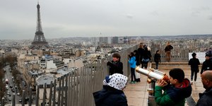 Το Παρίσι φιγουράρει από το 2003 στην πρώτη δεκάδα με τις ακριβότερες πόλεις του πλανήτη (Φωτογραφία: AP/Christophe Ena)