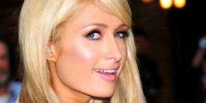 Το κακό κορίτσι Paris Hilton ξαναχτυπά -Ποζάρει στο Instagram με μάσκα του Μίκυ