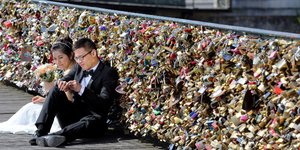 Ερωτευμένο ζευγάρι στην γέφυρα Pont des Arts στο ΠΑρίσι. Πηγή φωτό: AP/Remy de la Mauviniere