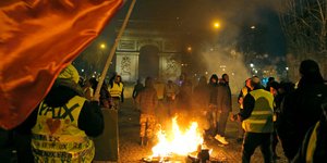 Επεισόδια στο Παρίσι στη διαδήλωση των Κίτρινων Γιλέκων. Φωτογραφία: AP