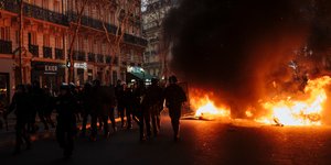 Διαδηλωτές πυρπόλησαν γι' άλλη μια φορά αυτοκίνητα στο Παρίσι (Φωτογραφία: AP/Kamil Zihnioglu)