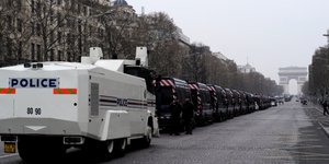Δυνάμεις του στρατου και της αστυνομίας έχουν πάρει θέσεις «μάχης» (Φωτογραφία: ΑΡ/Kamil Zihnioglu)