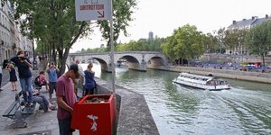 Ενα χαρακτηριστικό κόκκινο κουτί μες το δρόμο