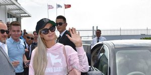 Η Πάρις Χίλτον στο αεροδρόμιο της Τύμπου στα κατεχόμενα (Φωτογραφία: Hurriyet)