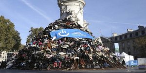 Πυραμίδια από παπούτσια στο Παρίσι/ Φωτογραφία: Twirtter