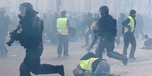 Επεισόδια στο Παρίσι στην κινητοποίηση των κίτρινων γιλέκων (Φωτογραφία: AP Photo/Christophe Ena)
