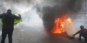 Φωτιά στο Παρίσι στις συγκρούσεις κίτρινων γιλέκων και αστυνομίας (Φωτογραφία: AP Photo/Christophe Ena)