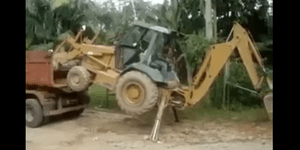 Ο καλύτερος παρκαδόρος του κόσμου – Κάνει «μαγικά» με έναν εκσκαφέα [βίντεο]