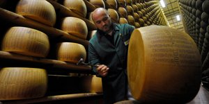 Όλο και περισσότεροι προτιμούν το ιταλικό τυρί Parmigiano Reggiano. Φωτογραφία: AP/Marco Vasini