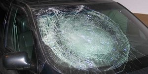 Επίθεση με σκαμπό σε αυτοκίνητο μελών του ΣΥΡΙΖΑ
