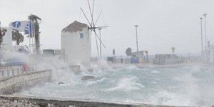 τεράστια κύματα στο λιμάνι της Παροικιάς/Φωτογραφία: Facebook/moschoula