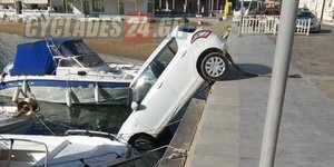 Αυτοκίνητο έκανε βουτιά σε λιμανάκι της Πάρου (Φωτογραφία: cyclades24)