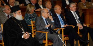 Ο Κωστής Στεφανόπουλος στέκεται στην ουρά
