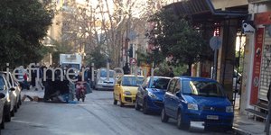 Πέτρες και μολότοφ έξω από τα γραφεία του ΠΑΣΟΚ [εικόνες]