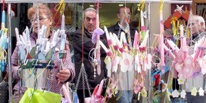 Σε εορταστικούς ρυθμούς η αγορά -Μέχρι τις 9 το βράδυ ανοιχτά τα καταστήματα