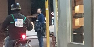 Κρέμασε την πινακίδα του δίκυκλου του στην πλάτη/ Φωτογραφία: Zarpanews.gr