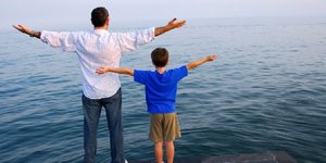 Και οι μπαμπάδες σύζυγοι θα δικαιούνται άδεια για να μεγαλώσουν τα παιδιά τους