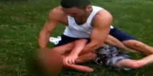 Πατέρας χτυπά ανελέητα 16χρονο [βίντεο]