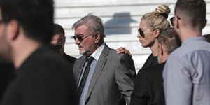Ο πατέρας και η σύζυγος του Γιάννη Μακρή/ Φωτογραφία: AP