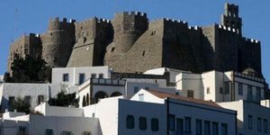 Αγοράζουν βίλες στην Πάτμο και πληρώνουν χαράτσια για...μαντριά!