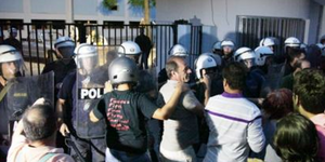 Πολιορκούν κτίριο με μετανάστες κάτοικοι της Πάτρας και μέλη της Χρυσής Αυγής