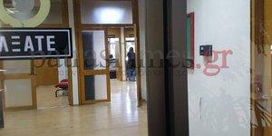 Κλειδωμένος στο γραφείο του είναι ο διευθυντής της εστίας. Φωτογραφία: Patrastimes