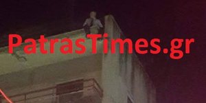 Ο άνδρας που απειλεί να πηδήξει στο κενό στην Πάτρα/ Φωτογραφία:patratimes.gr 