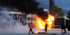 Χάος - Χρυσή Αυγή και κάτοικοι της Πάτρας εναντίον μεταναστών [βίντεο]