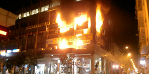 Λαμπάδιασε πολυώροφο κτίριο στο κέντρο της Πάτρας [βίντεο]