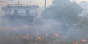 Η πύρινη λαίλαπα κατακαίει τα χωριά έξω από την Πάτρα