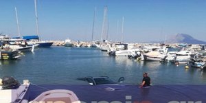 Αυτοκίνητο κατέληξε στη θάλασσα στην Πάτρα (Φωτογραφία: gnomip)