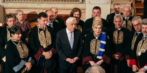 Η τελετή αναγόρευσης της κυρίας Βαρδινογιάννη σε επίτιμη διδάκτωρ του ΕΚΠΑ