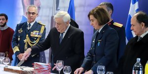 Ο Προκόπης Παυλόπουλος κόβει την πίτα / Φωτογραφία: Eurokinissi