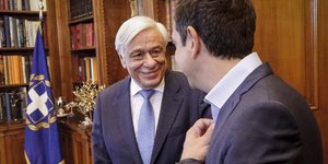 Ο Προκόπης Παυλόπουλος και ο Αλέξης Τσίπρας / Φωτογραφίες: EUROKINISSI/ΓΙΩΡΓΟΣ ΚΟΝΤΑΡΙΝΗΣ