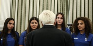 Φωτογραφία: Στο Προεδρικό Μέγαρο η Εθνική Νεανίδων/SOOC