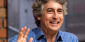 Παρουσιάζει το νέο του φιλμ «Μικρόκοσμος»