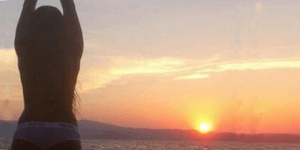 Με τα εσώρουχα στο μπαλκόνι της στη Νάξο