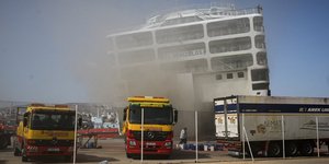 Συνεχίζεται να καίει στο εσωτερικό του το πλοίο /Φωτογραφία: EUROKINISSI