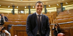 Τηλεφωνική επικοινωνία Τσίπρα με Σάντσεθ -Φωτογραφία αρχείου: AP Photo/Francisco Seco