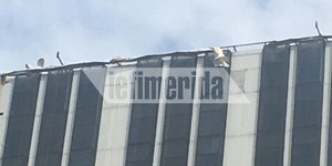Τέντα από την ταράτσα του πύργου στον Πειραιά κρέμεται πάνω από το δρόμο