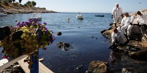 Προσπάθεια απορρύπανσης της Πειραϊκής (EUROKINISSI//ΣΤΕΛΙΟΣ ΜΙΣΙΝΑΣ)