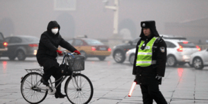 Πυκνή αιθαλομίχλη πνίγει το Πεκίνο - Με μάσκες κυκλοφορούν οι κινέζοι [εικόνες]