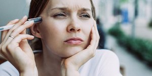 Γυναίκα κρατάει στυλό/Φωτογραφία Shutterstock