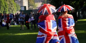 Χιλιάδες κόσμου περιμένουν στωικά το γάμο της χρονιάς. Φωτογραφία: AP