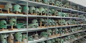 Φωτογραφία: Twitter/ Η φωτογραφία που σκάλωσε μέχρι και τους αρχαιολόγους- Γιατί διασώζονται τόσες περικεφαλαίες στην Αρχαία Ολυμπία; [εικόνες]