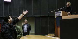 Ξέσπασμα κάτοικου της Μάνδρας κατά της κ. Δούρου (Φωτογραφία: EUROKINISSI/ ΓΙΑΝΝΗΣ ΠΑΝΑΓΟΠΟΥΛΟΣ)